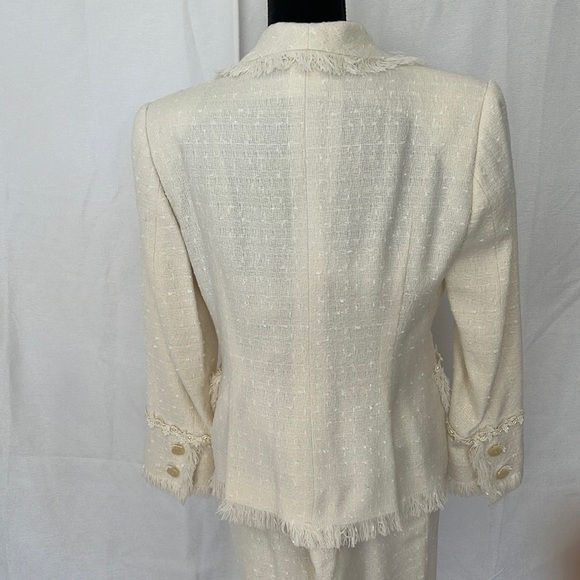 Designer Barbara Bates beautiful off white suit. Fringe accent details Luxury 10 - Picture 8 of 8